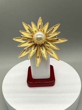 Vtg Cathe Gold Tone Starburst Flower Brooch w/ Faux Pearl Signed Large Pin MCM